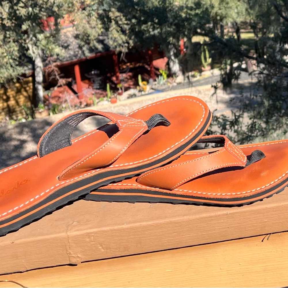Clarks FLIP-FLOPS (10 M) orange tan LEATHER contoured footbed, fabric toe straps - Picture 4 of 5